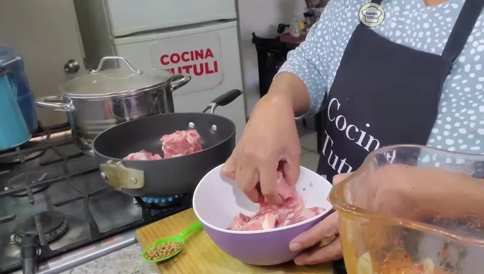 Sellar los huesos de espinazo en un sartén.