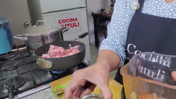 Agregar el chile chipotle y el cilantro a los huesos sellados.