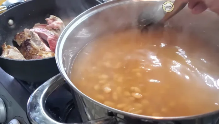 Agregar sal a los frijoles.