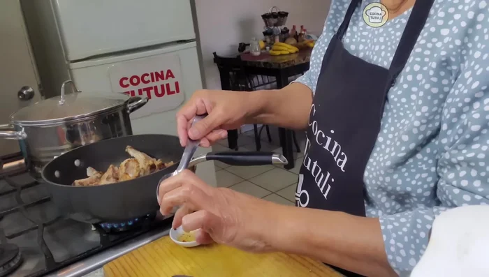 Agregar la salsa de chiles a los huesos. Agregar agua, sal y hoja de laurel. Cocer a fuego lento por media hora.