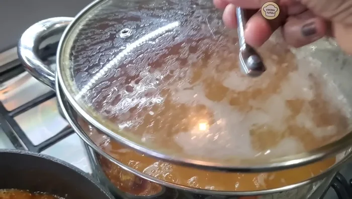 Agregar los frijoles cocidos a la preparación de hueso.