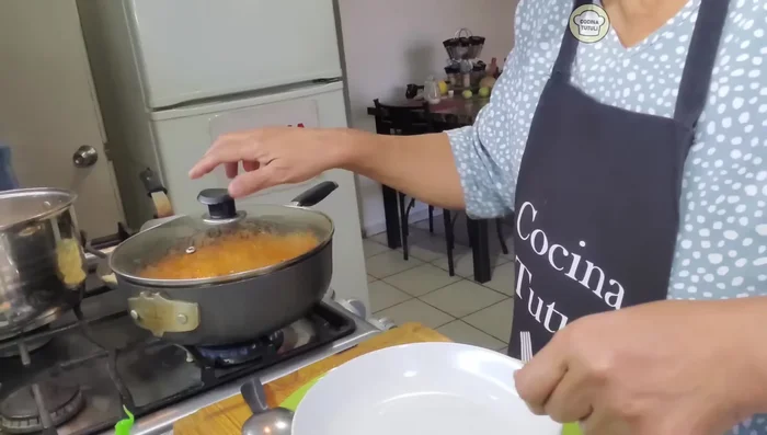 Cocer hasta que la carne esté suave y el caldo tenga la consistencia deseada.