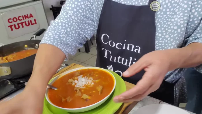 Servir con cebolla picada y tortillas de maíz.