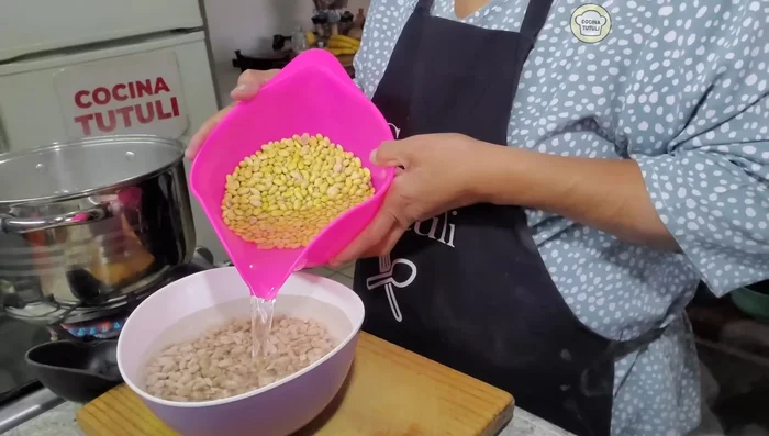 Lavar y remojar los frijoles mayocoba y pinto por separado en agua.