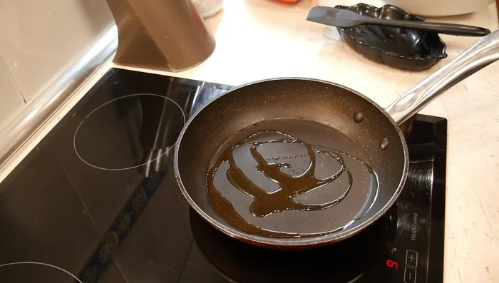 Calentar aceite en una sartén y sofreír la cebolla con un poco de sal hasta dorar.
