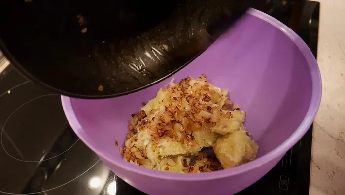 Añadir el repollo escurrido, el huevo, el ajo granulado, la pimienta y el pan rallado (opcional) a la cebolla. Mezclar bien.