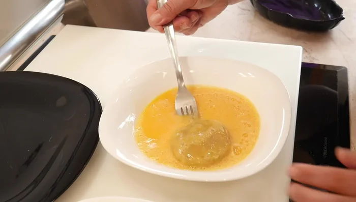 Formar las tortitas con la masa, pasarlas por huevo batido, escurrir y luego por pan rallado.