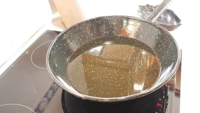 Freír las tortitas en abundante aceite caliente hasta dorar por ambos lados.