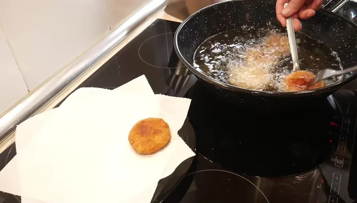 Escurrir las tortitas sobre papel absorbente.