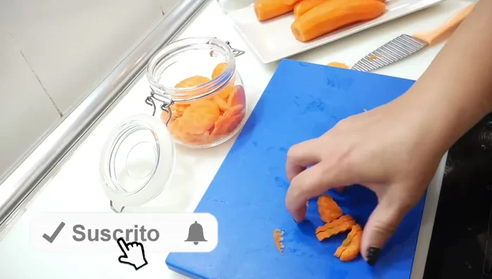 Rellena los tarros con las zanahorias, presionando ligeramente para compactarlas (40.239, 95.88).