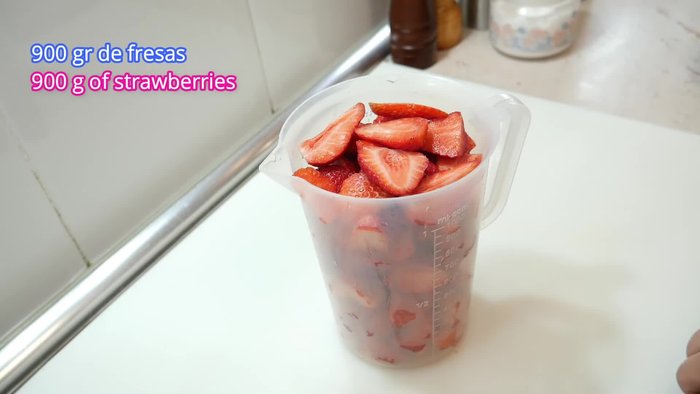 Cortar y limpiar 900 g de fresas.