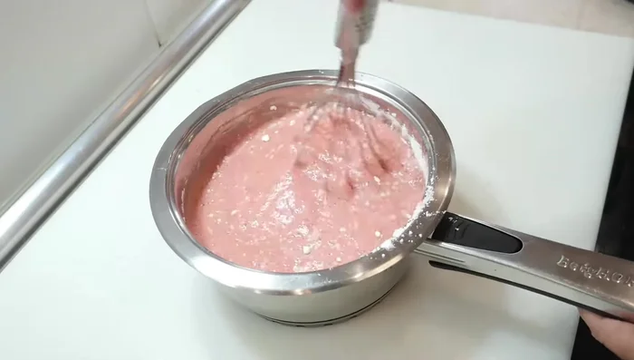 Añadir 70 g de maicena a la mezcla de fresas y remover hasta disolver completamente los grumos.