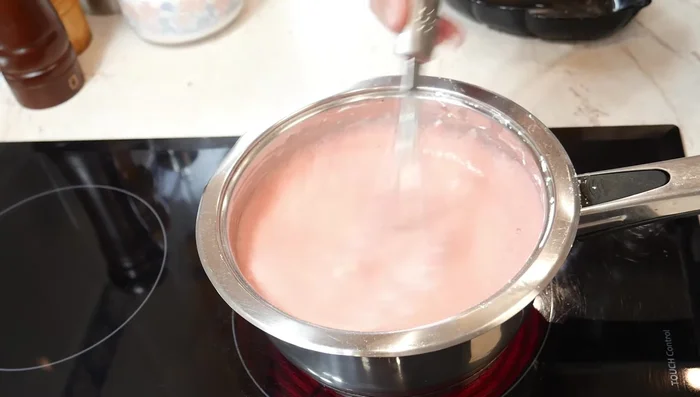 Llevar la mezcla al fuego y remover constantemente para evitar que se pegue.