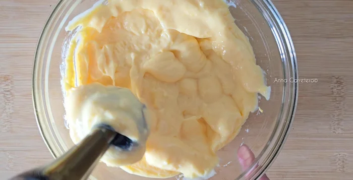 Bate la crema durante medio minuto y ponla en una manga pastelera.