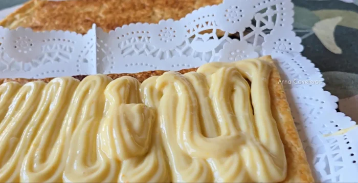 Rellena el hojaldre horneado con la crema de naranja.
