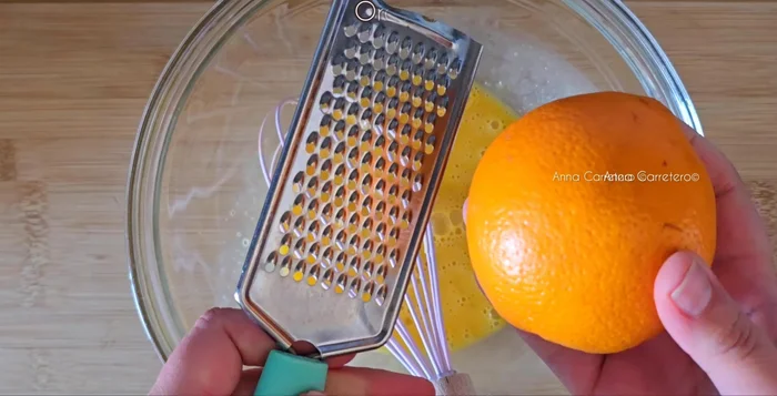 En un bol aparte, bate el huevo y la yema. Agrega la ralladura de naranja, la maicena y el zumo de naranja.