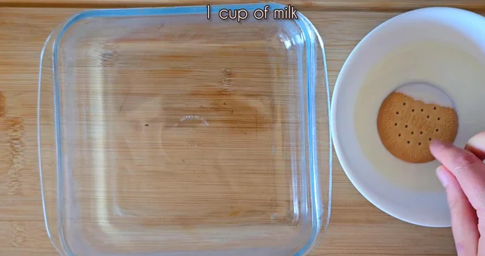 Bañar las galletas en la leche.