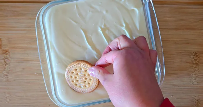 Decorar con galletas adicionales y espolvorear con canela en polvo.