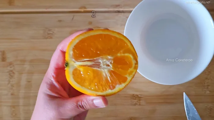 Quitar la pulpa de las naranjas y exprimir el zumo.