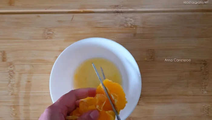 Poner el zumo de naranja en una cazuela con 200 ml de nata, 250 g de leche condensada, un huevo y dos cucharadas colmadas de maicena.