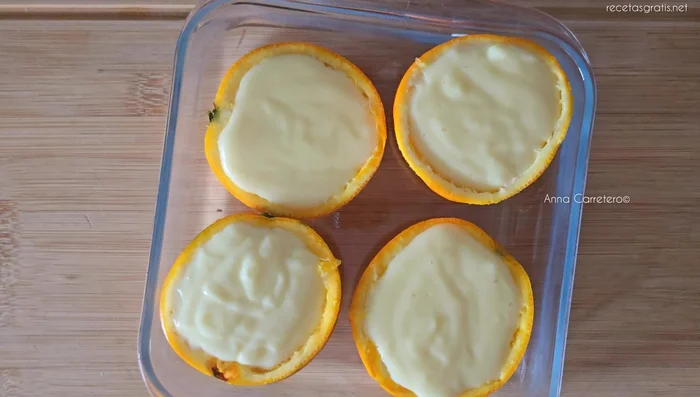 Cubrir las naranjas con film y guardarlas en el frigorífico.