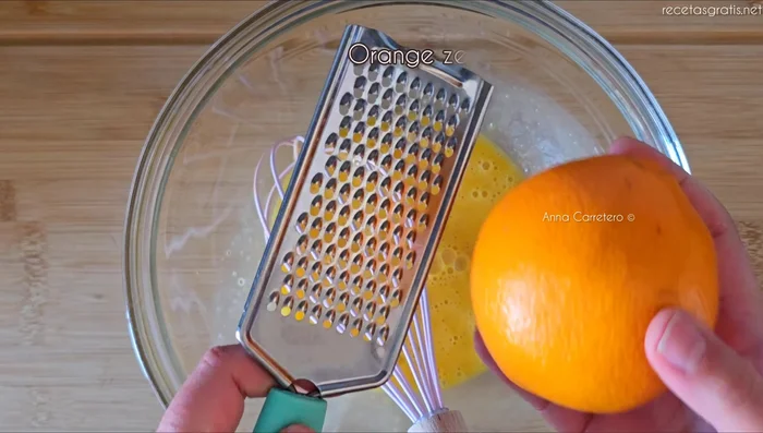 En un bol aparte, bate un huevo y una yema. Añade la ralladura de una naranja, cuatro cucharadas de maicena y 200 ml de zumo de naranja.