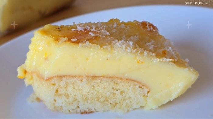 En una cazuela, combina 500 ml de leche, un palito de canela, 90 g de azúcar y piel de naranja. Calienta a fuego medio durante 4 minutos.