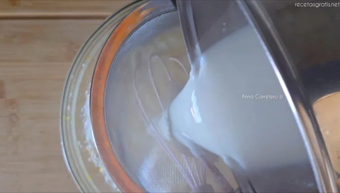 Cuela la leche con canela y piel de naranja.