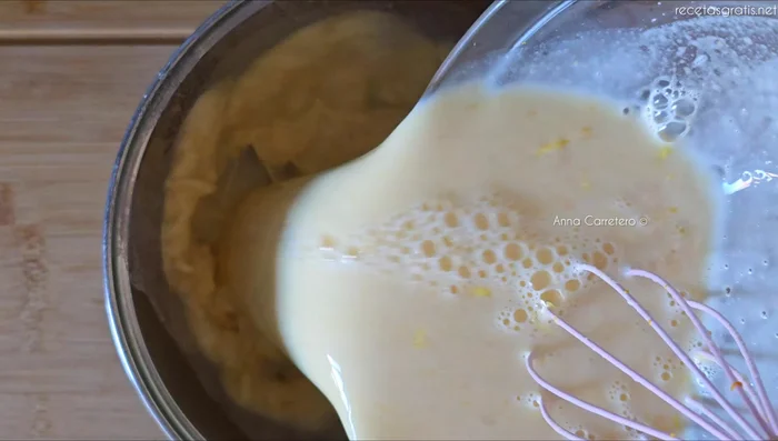 Vuelve a poner la leche colada en la cazuela a fuego medio. Remueve constantemente hasta que espese.