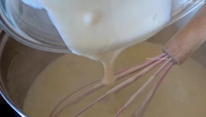 Cuando la mezcla de nata comience a hervir, añade la mezcla de cuajada y leche. Cocina a fuego medio 1 minuto más.