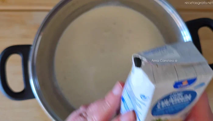 En una cacerola, combina 400ml de nata, 200g de leche evaporada, 100g de azúcar, 200g de queso crema y 80g de chocolate blanco. Cocina a fuego medio durante 4 minutos.