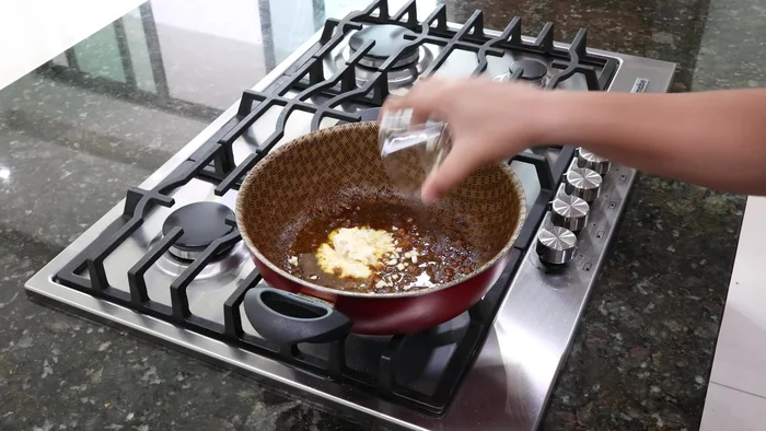 Sofreír ajo y cebolla finamente picados en una sartén con aceite y mantequilla.