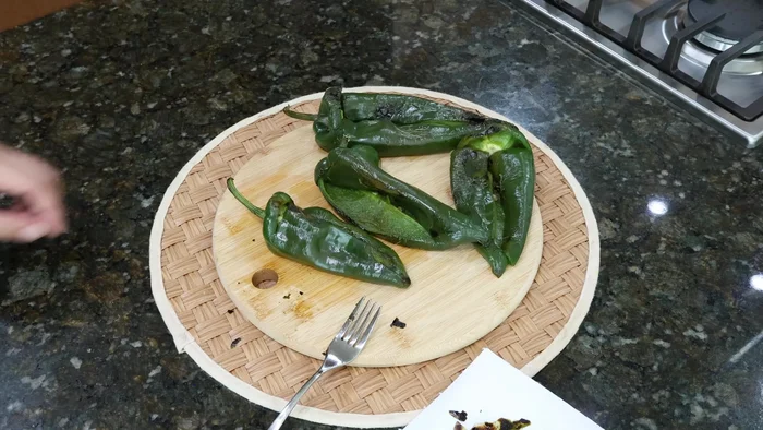 Pelar los chiles que se estaban sudando.