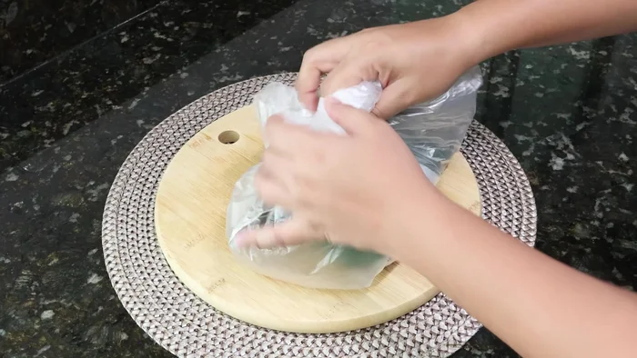 Introducir los chiles asados en una bolsa de plástico y dejar que se suden por un par de minutos.
