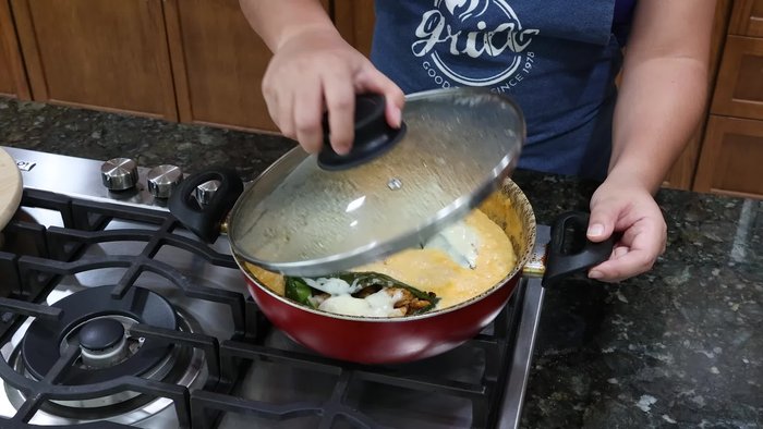 Limpiar los chiles poblanos, hacer un corte y abrirlos con cuidado. Quitar las semillas y venas.