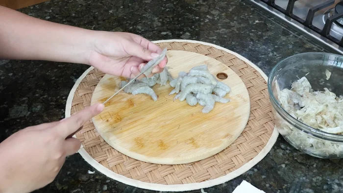 Limpiar los camarones, quitarles la cáscara y las tripas. Hacerles un corte en forma de mariposa.