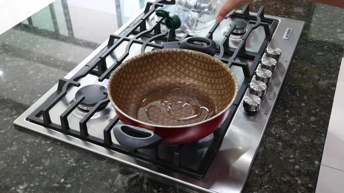 Sofreír cebolla en una sartén con aceite y mantequilla.