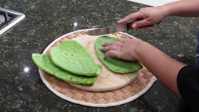 Limpiar y cortar 3 pencas de nopal en trocitos pequeños. Reservar.