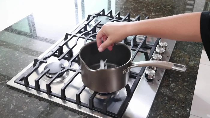 En una olla pequeña, sofreír unas rodajas de cebolla en aceite hasta que se doren. Agregar la salsa verde licuada y dejar que hierva.
