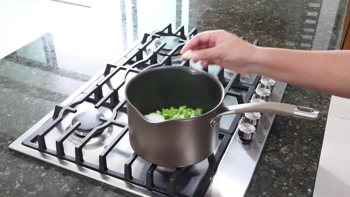 En una olla pequeña, cocinar los nopales con una rodaja de cebolla, un diente de ajo, una cucharadita de sal y agua suficiente hasta cubrirlos. Tapar y cocinar a fuego alto de 5 a 10 minutos. Reservar.