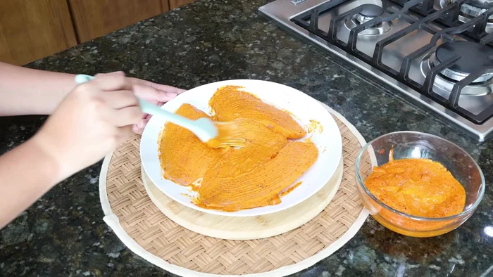 Untar el adobo licuado sobre los filetes de pescado por ambos lados.