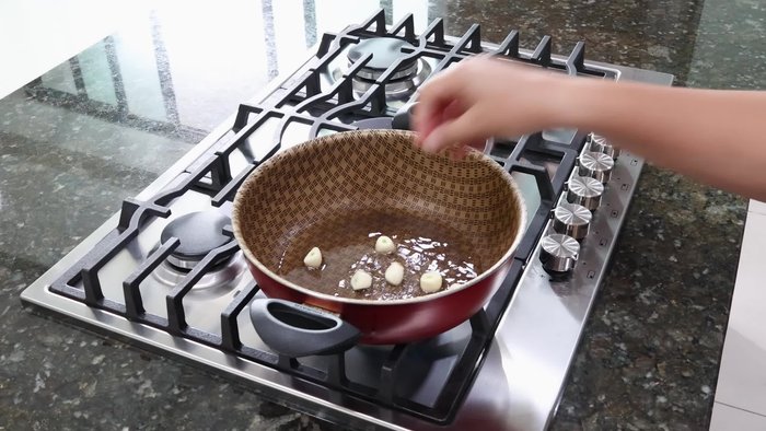 Retirar del fuego. En una olla, poner una taza de coditos, cubrir con agua y agregar sal. Tapar y cocinar de 7 a 10 minutos a fuego medio.