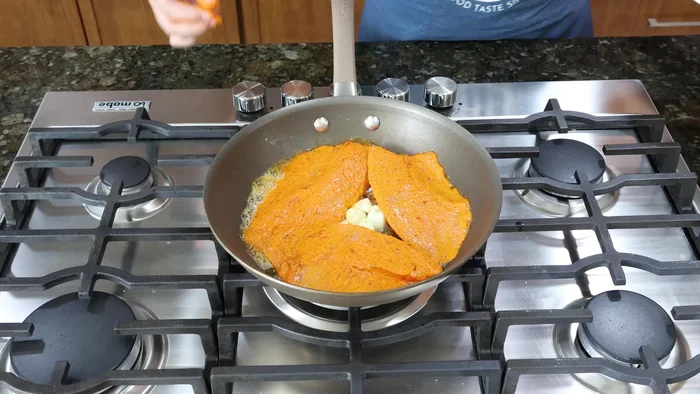 Agregar los filetes de pescado a la sartén y dorarlos por ambos lados a fuego medio.