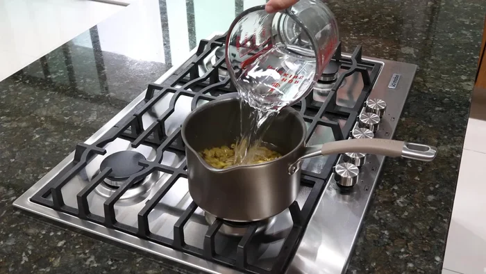 Escurrir el agua de los coditos y ponerlos en un recipiente grande. Agregar 2 zanahorias ralladas, 3 hojas de lechuga picadas, 1 taza de elote amarillo y 1 chile verde picado.