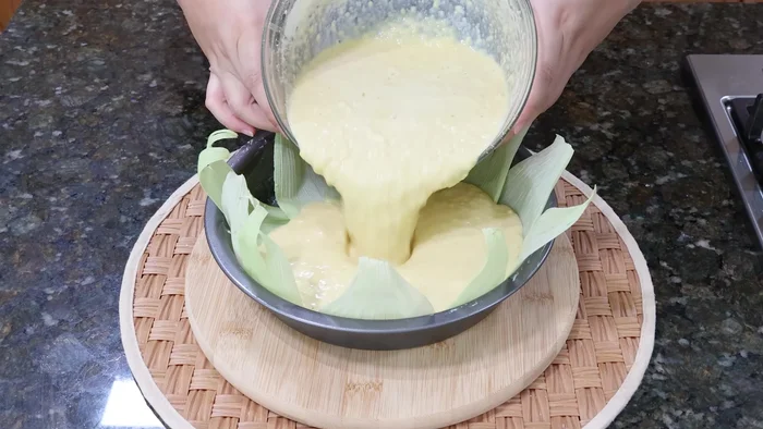 Vaciar la mezcla de elote en el molde.