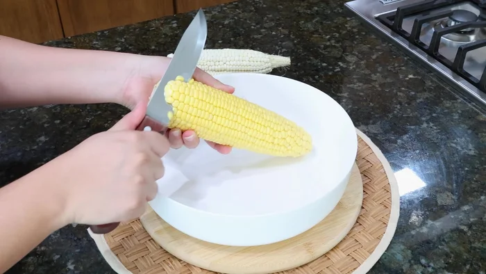 Desgranar los elotes con un cuchillo.