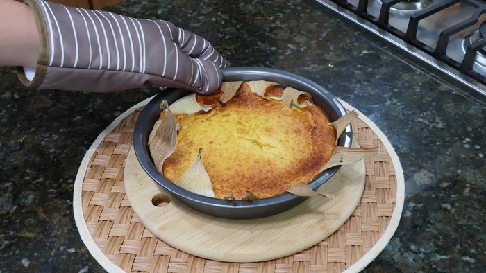Quitar las hojas de los elotes con cuidado (se usarán más tarde) y retirar los pelitos hasta que queden limpios.