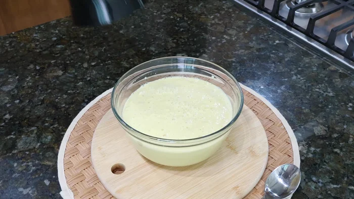 En un recipiente grande, mezclar la mezcla de elote con la mantequilla derretida y la harina de trigo (pasada por un colador para evitar grumos).