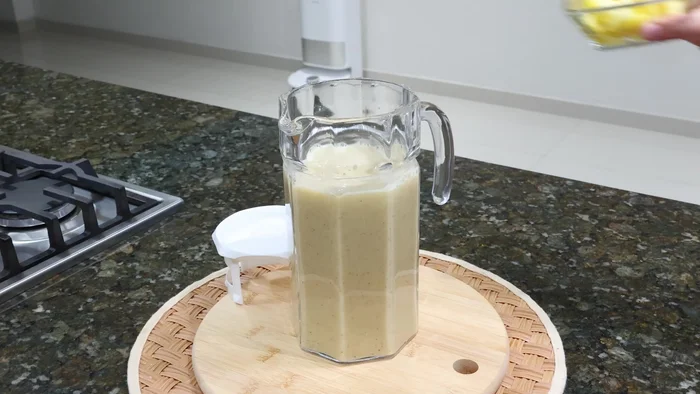 Pasar la mezcla colada a una jarra grande (147.28). Agregar dos tazas más de agua y trocitos de piña (152.64). Mezclar bien (158.28).