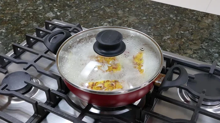 Tapar la cacerola y cocinar a fuego medio durante 10-15 minutos (68.92). Retirar del fuego y dejar enfriar (74.759).
